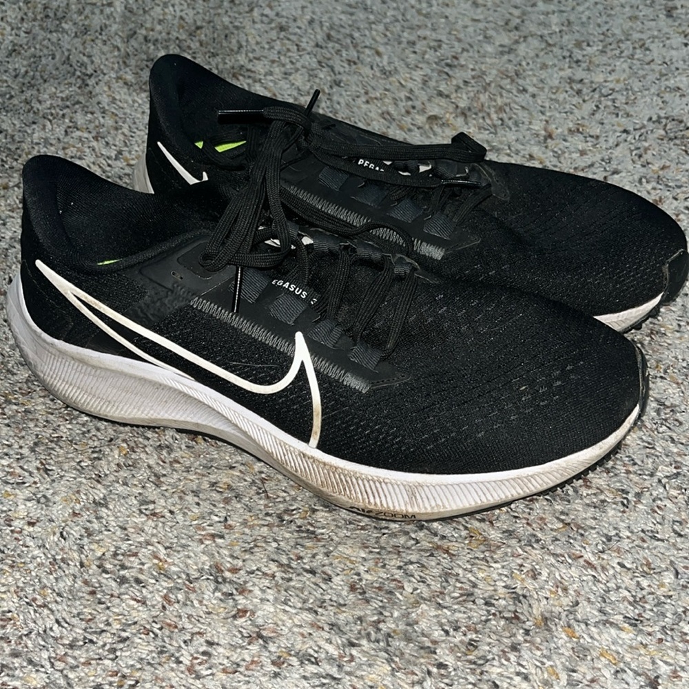 Nike Black Athletic Shoes Sleek Lightweight Design
